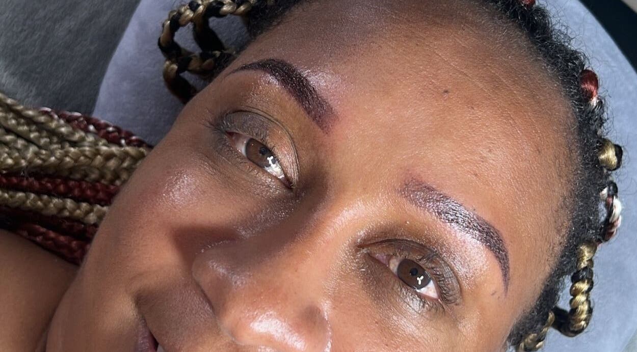 Close-up de cejas perfectamente arregladas en She glows blue, Willemstad, Curaçao, CW.