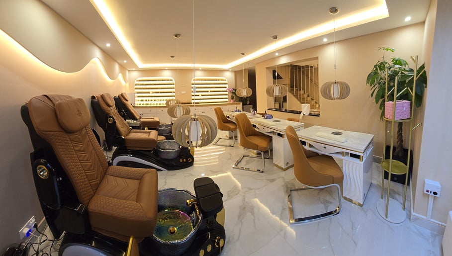 D'luxe Beauty Salon in Budapest, Magyar, HU features sleek nail stations and plush pedicure chairs.