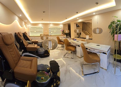 D'luxe Beauty Salon in Budapest, Magyar, HU features sleek nail stations and plush pedicure chairs.