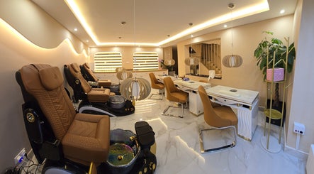D'luxe Beauty Salon in Budapest, Magyar, HU features sleek nail stations and plush pedicure chairs.