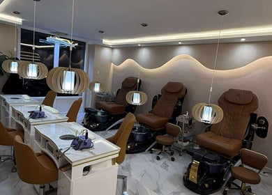 Interior of D'luxe Beauty Salon, Budapest, Magyar, HU featuring luxury pedicure chairs and modern nail stations.