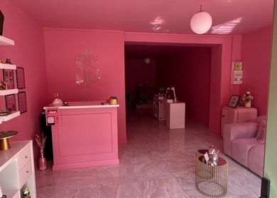 Intérieur rose élégant du salon Dalia à Condé-sur-l'Escaut, Hauts-de-France, FR avec mobilier moderne.