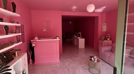 Intérieur rose élégant du salon Dalia à Condé-sur-l'Escaut, Hauts-de-France, FR avec mobilier moderne.