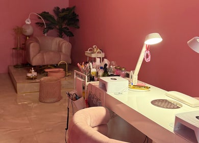 Intérieur élégant du salon Dalia à Condé-sur-l'escaut, Hauts-de-France, FR, avec mobilier chic.