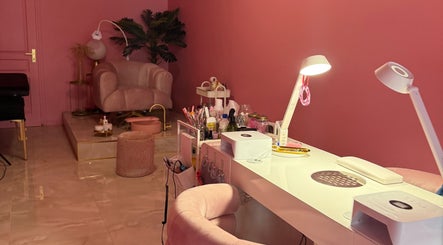 Intérieur élégant du salon Dalia à Condé-sur-l'escaut, Hauts-de-France, FR, avec mobilier chic.