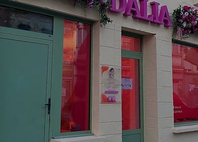 Façade de Dalia à Condé-sur-l'escaut, Hauts-de-france, FR avec vitrines et enseigne florale.