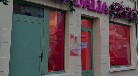 Façade de Dalia à Condé-sur-l'escaut, Hauts-de-france, FR avec vitrines et enseigne florale.