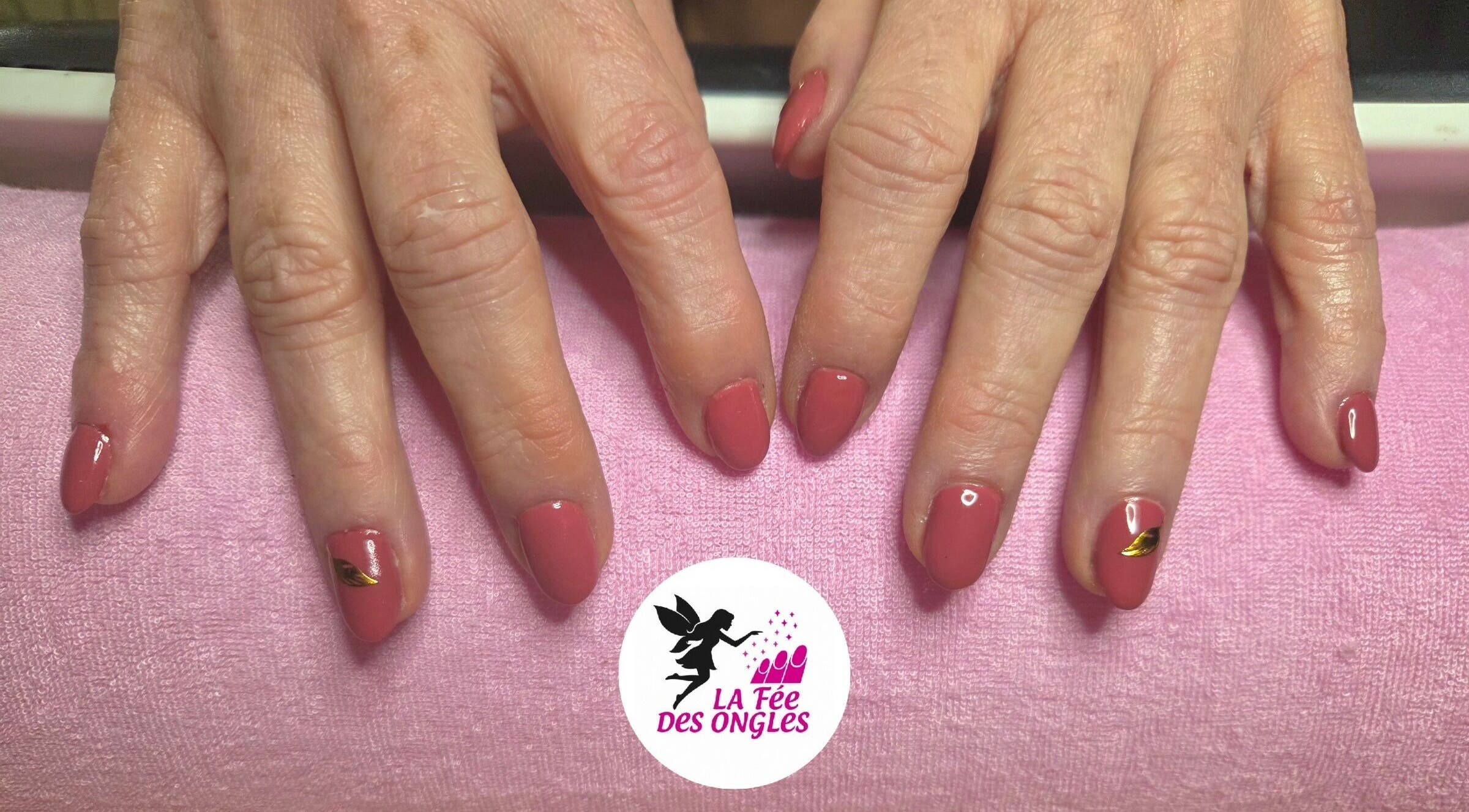 Manucure rose élégante à La fée des ongles, Nogent-l'abbesse, Grand Est, FR.