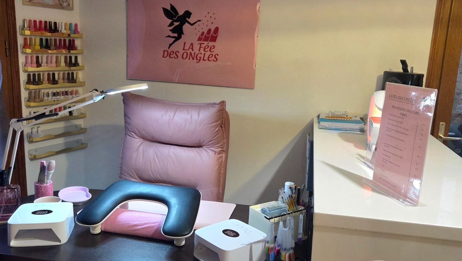 Intérieur élégant de La fée des ongles à Nogent-l'abbesse, Grand Est, FR, mettant en avant un espace de manucure.