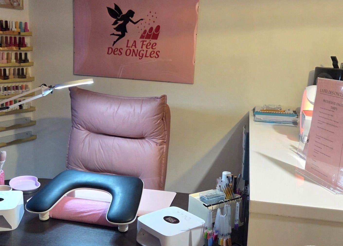 Intérieur élégant de La fée des ongles à Nogent-l'abbesse, Grand Est, FR, mettant en avant un espace de manucure.