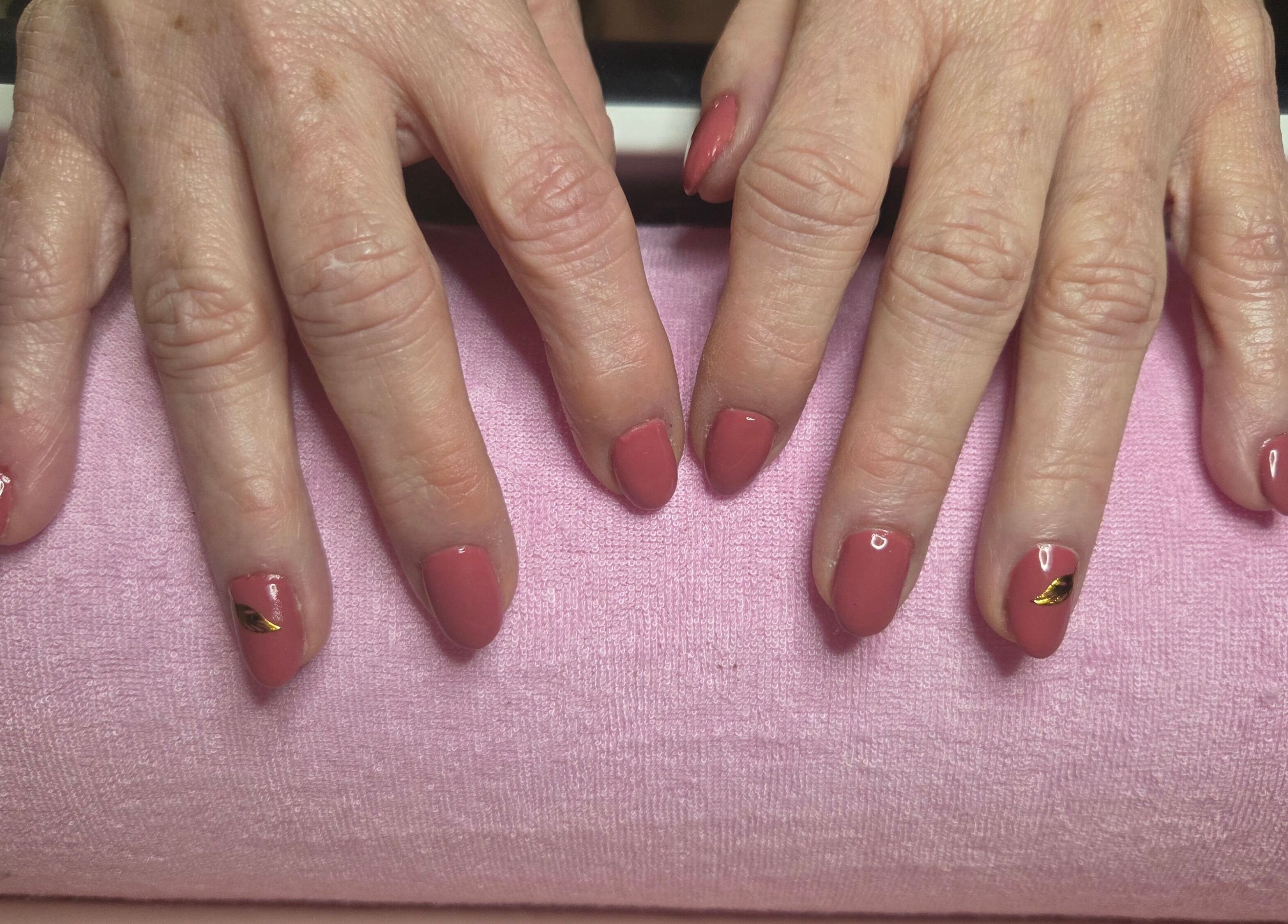 Manucure rose élégante à La fée des ongles, Nogent-l'abbesse, Grand Est, FR.