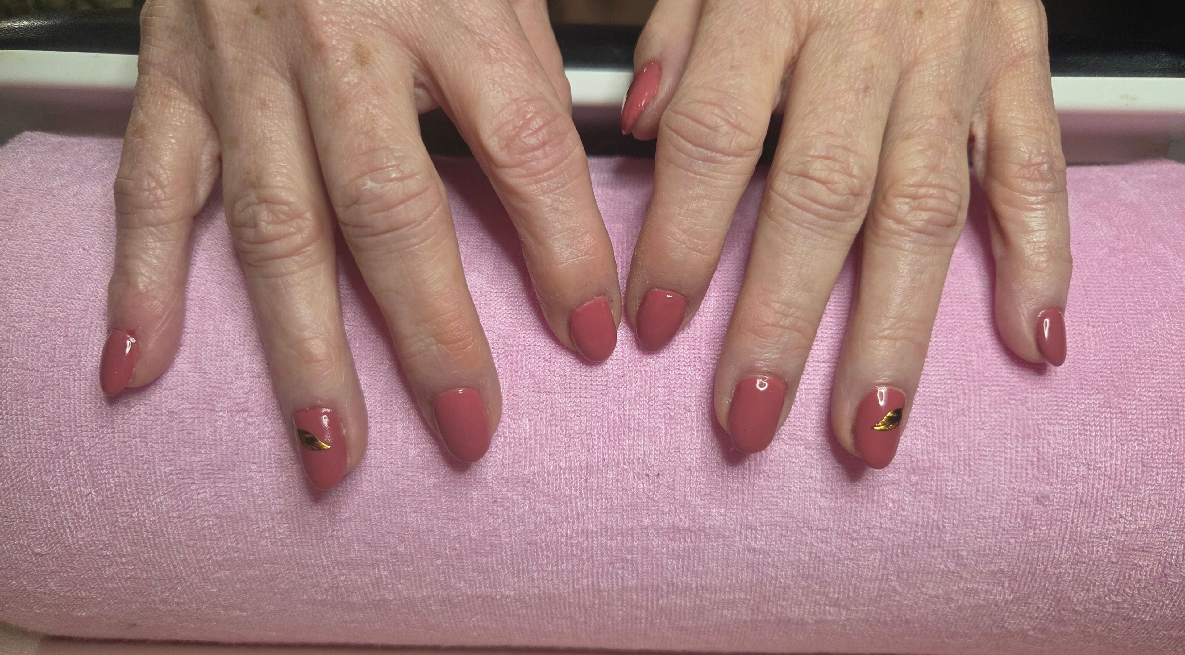 Manucure rose élégante à La fée des ongles, Nogent-l'abbesse, Grand Est, FR.