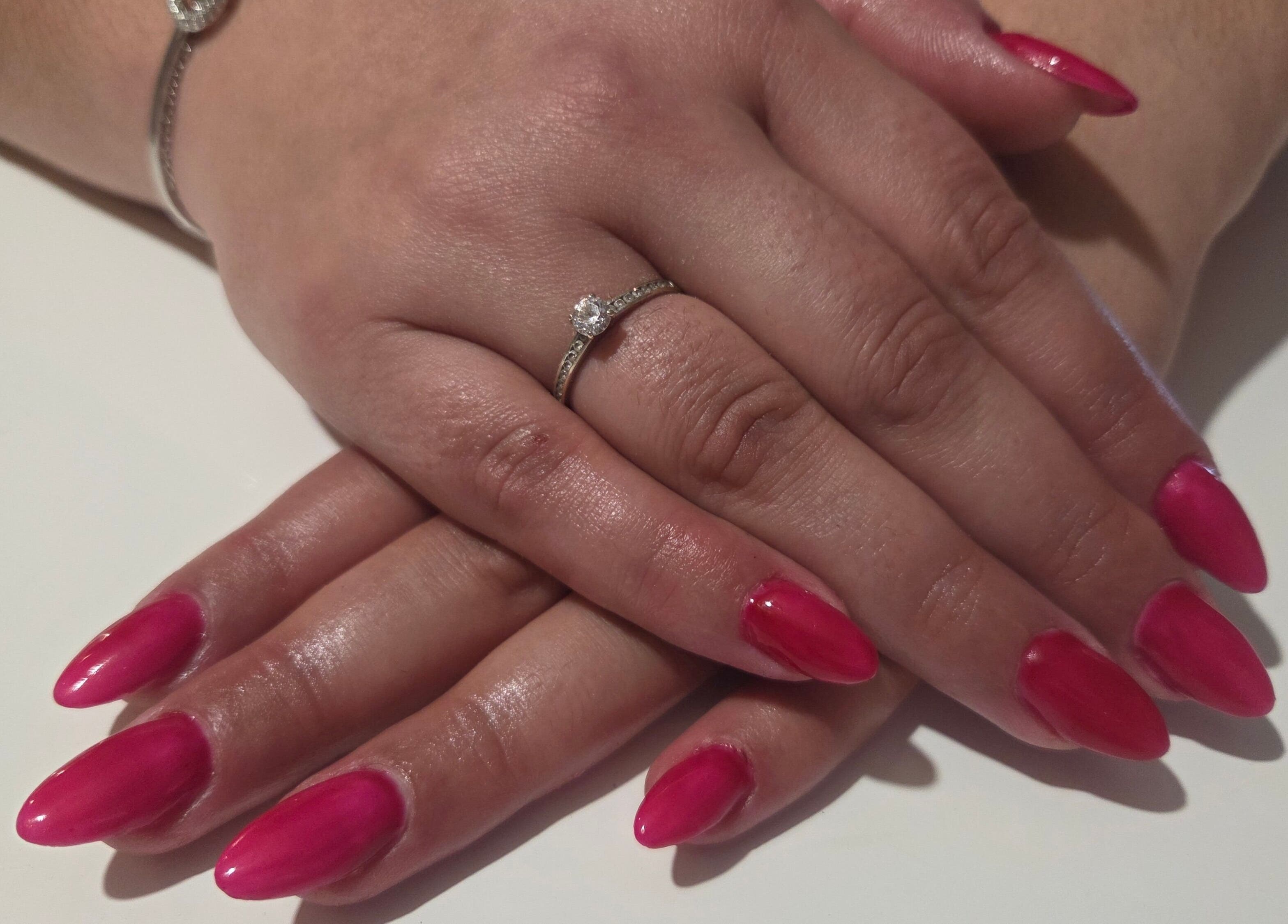 Manucure élégante avec ongles rouges à La fée des ongles, Nogent-l'abbesse, Grand Est, FR.