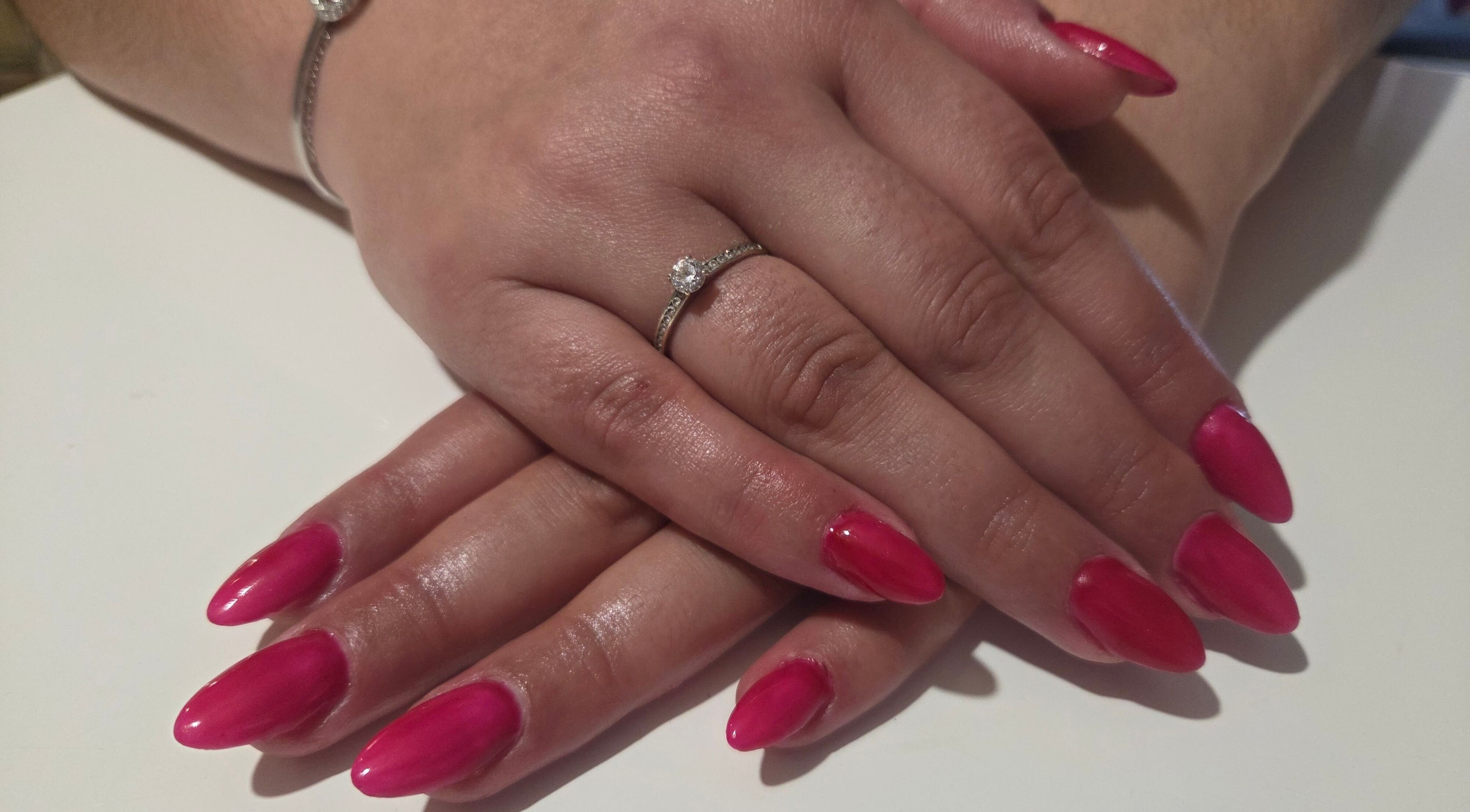 Manucure élégante avec ongles rouges à La fée des ongles, Nogent-l'abbesse, Grand Est, FR.