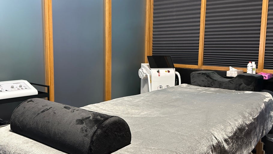 Cozy treatment room at Studio Carine | Laser & Peau, Longueuil, Québec, CA with a comfortable massage table.