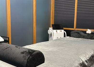Cozy treatment room at Studio Carine | Laser & Peau, Longueuil, Québec, CA with a comfortable massage table.