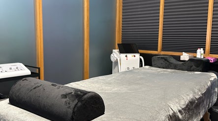Cozy treatment room at Studio Carine | Laser & Peau, Longueuil, Québec, CA with a comfortable massage table.