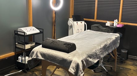 Cozy treatment room at Studio Carine | Laser & Peau, Longueuil, Québec, CA with spa table and modern equipment.