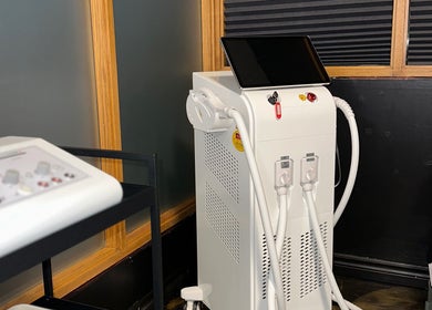Advanced laser machine at Studio Carine | Laser & Peau in Longueuil, Québec, CA for skin treatments.