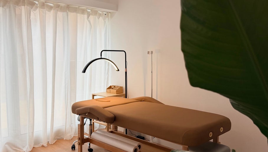 Элегантный массажный стол в Romashka Beauty Room, Кашкайш, Лиссабон, Португалия.