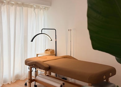 Элегантный массажный стол в Romashka Beauty Room, Кашкайш, Лиссабон, Португалия.