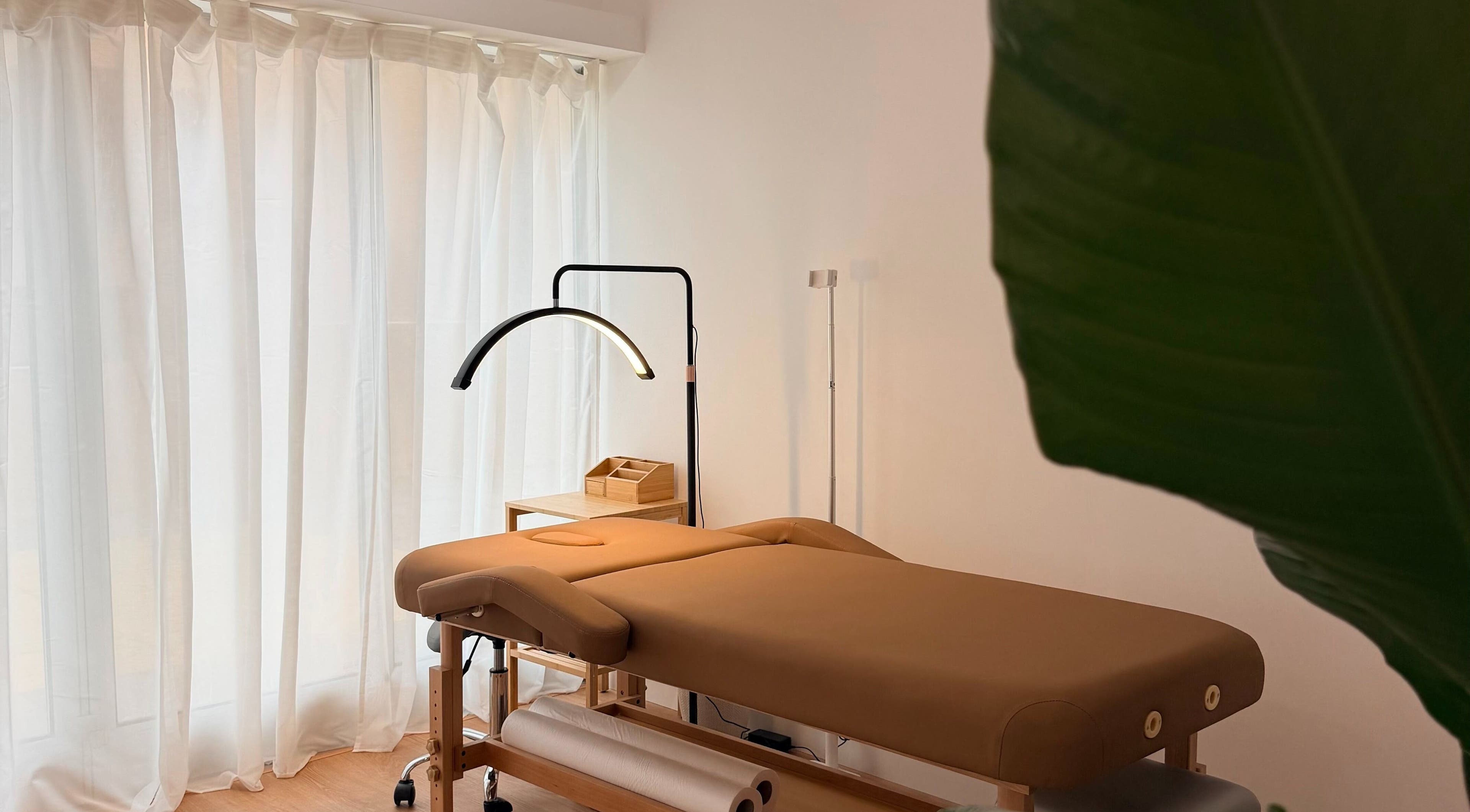 Элегантный массажный стол в Romashka Beauty Room, Кашкайш, Лиссабон, Португалия.