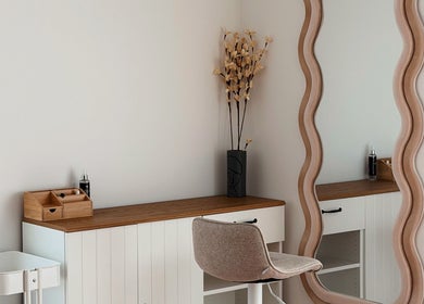 Элегантный уголок в Romashka Beauty Room, Кашкайш, Лиссабон, ПТ, с волнистым зеркалом и стильной мебелью.