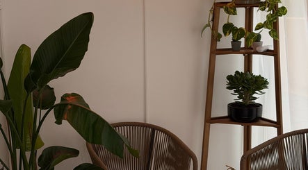 Растения в интерьере Romashka Beauty Room, Cascais, Lisboa, PT, создают атмосферу уюта и гармонии.