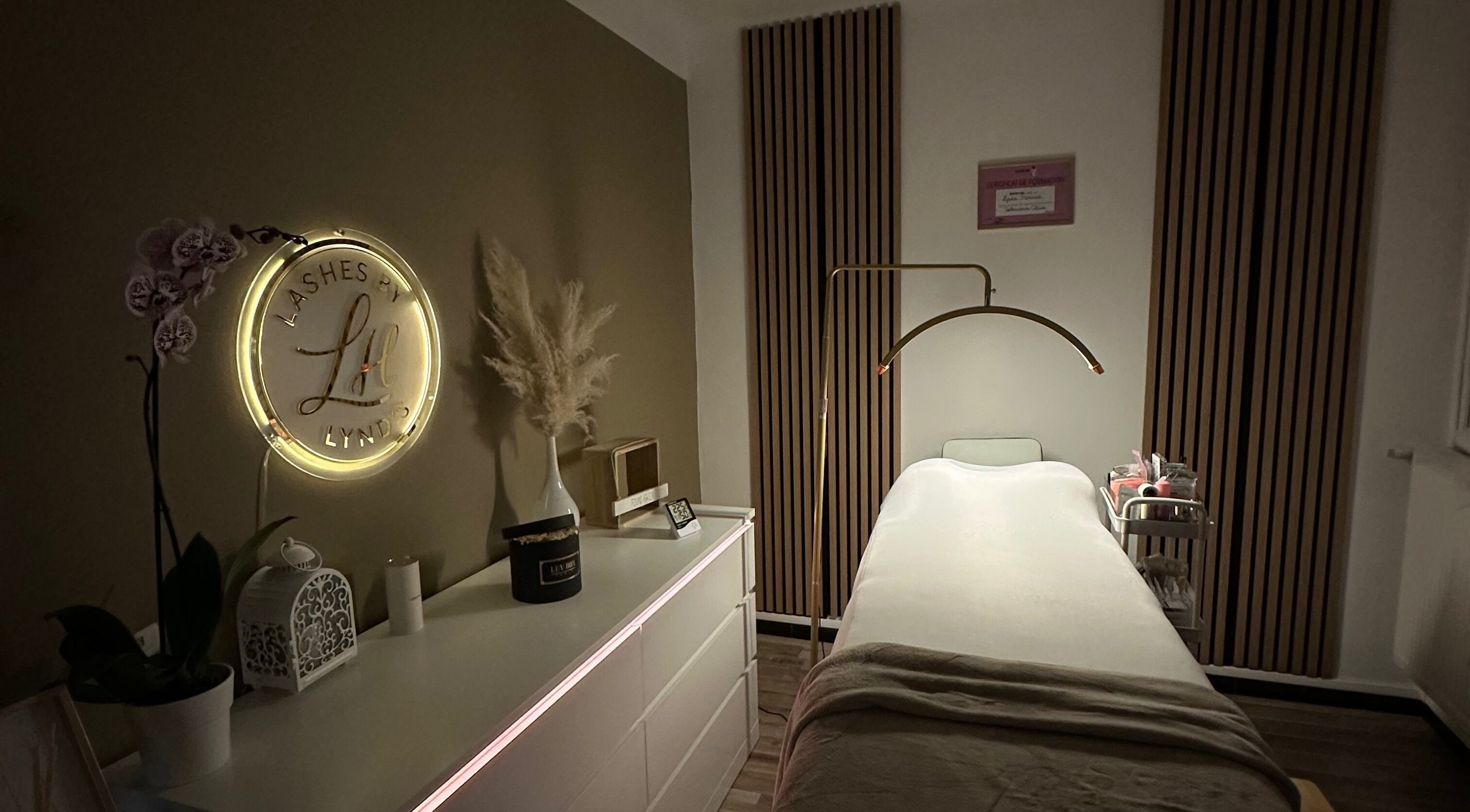 Salle de soins sereine à Lashesbylynds, Aubagne, Provence-alpes-côte D'azur, FR avec décoration élégante.