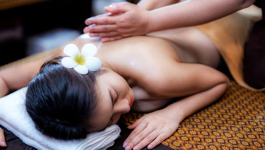 Ontspannen lichaamsmassage bij Weena Thai Massage Therapy, Gent, Vlaanderen, BE, met bloem op hoofd.