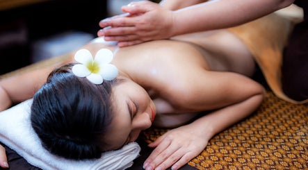Ontspannen lichaamsmassage bij Weena Thai Massage Therapy, Gent, Vlaanderen, BE, met bloem op hoofd.