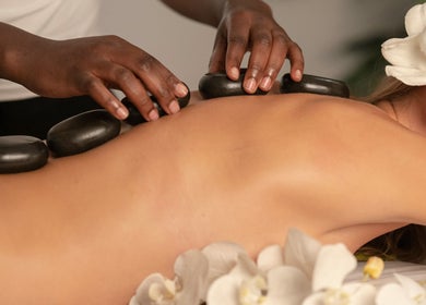 Hot-stone massage bij Weena Thai Massage Therapy in Gent, Vlaanderen, BE. Luxe wellnesservaring in een serene omgeving.