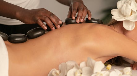 Hot-stone massage bij Weena Thai Massage Therapy in Gent, Vlaanderen, BE. Luxe wellnesservaring in een serene omgeving.