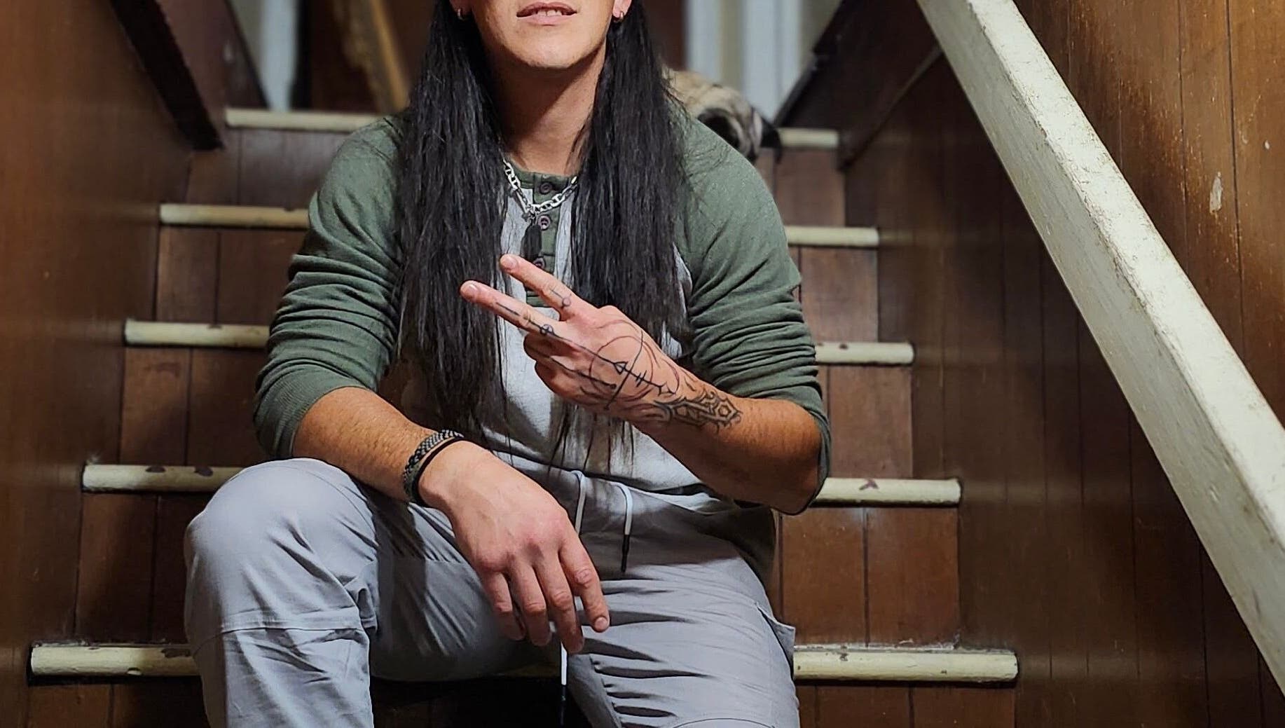 Cliente relajado en escalera en Ch4n_90 Barber, Monteverde, Provincia De Alajuela, CR.