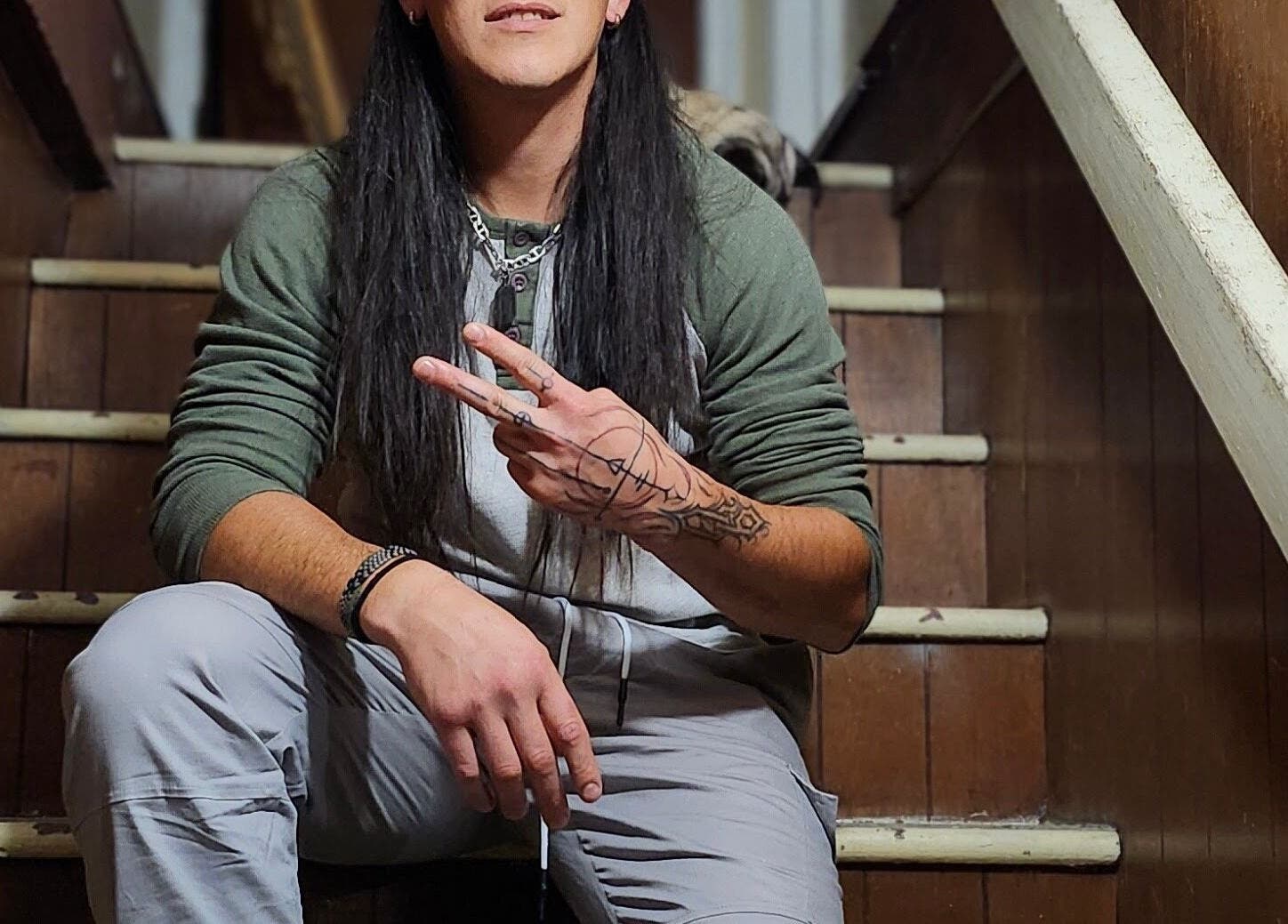 Cliente relajado en escalera en Ch4n_90 Barber, Monteverde, Provincia De Alajuela, CR.