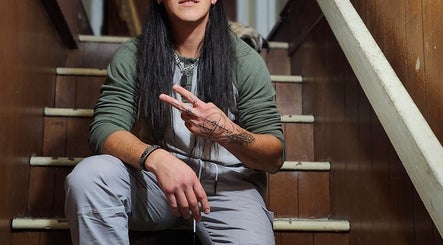 Cliente relajado en escalera en Ch4n_90 Barber, Monteverde, Provincia De Alajuela, CR.