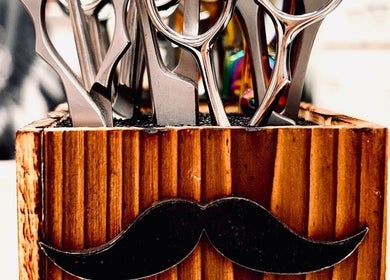 Porta tijeras de estilo rústico en Will Barber Gandia, Gandia, Comunidad Valenciana, ES.