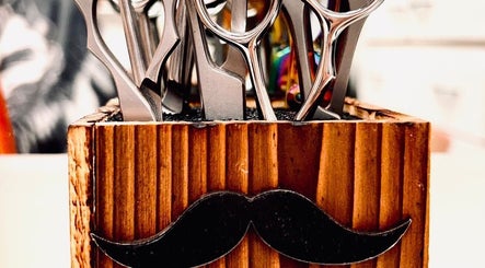 Porta tijeras de estilo rústico en Will Barber Gandia, Gandia, Comunidad Valenciana, ES.