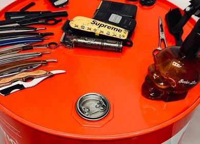 Herramientas de barbería en Will Barber Gandia, Gandia, Comunidad Valenciana, ES sobre un barril rojo.