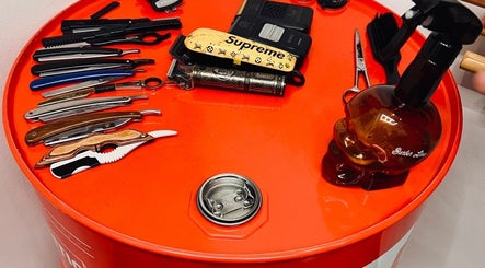 Herramientas de barbería en Will Barber Gandia, Gandia, Comunidad Valenciana, ES sobre un barril rojo.