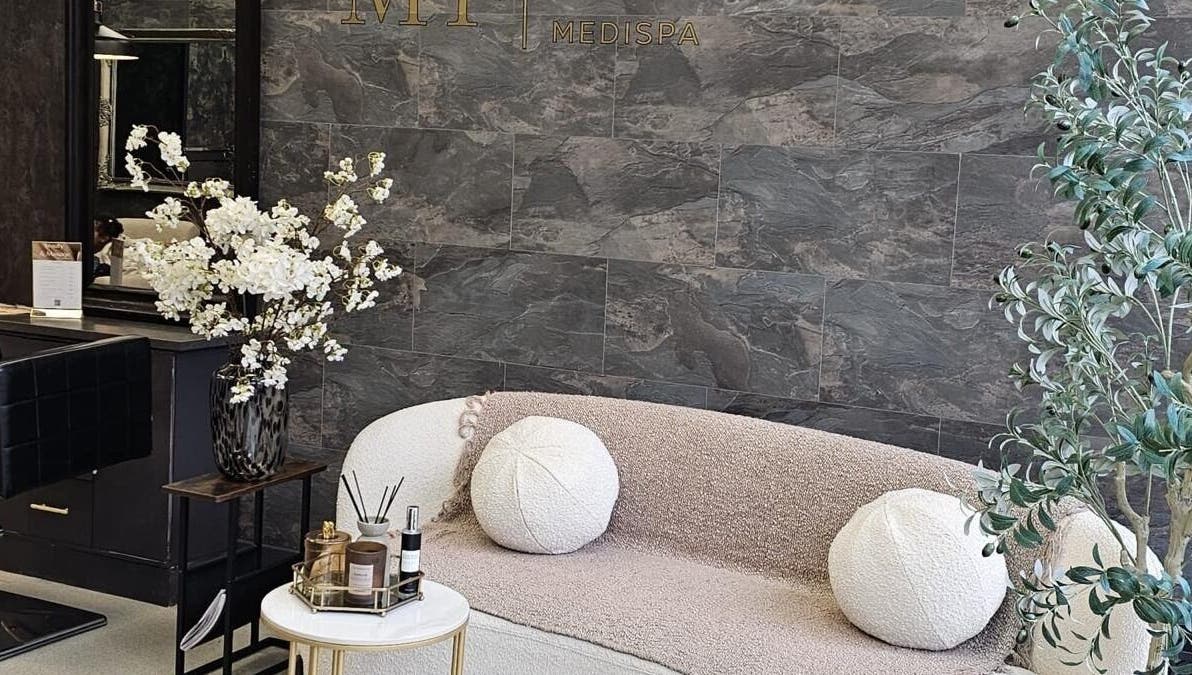 Interior elegant la Traditional beauty by Marta, Southampton, England, GB cu decor modern și flori albe.