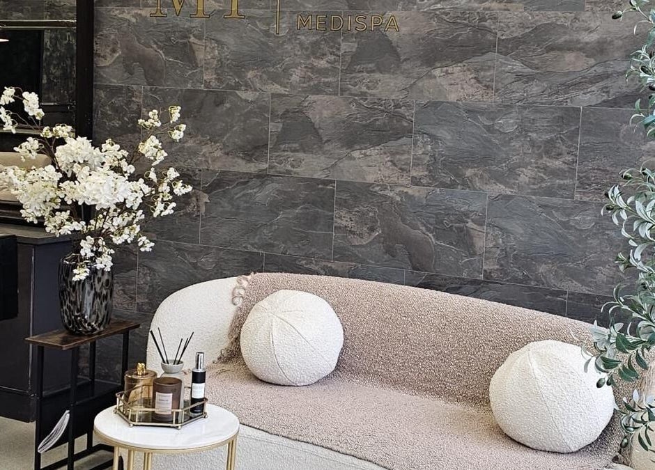 Interior elegant la Traditional beauty by Marta, Southampton, England, GB cu decor modern și flori albe.