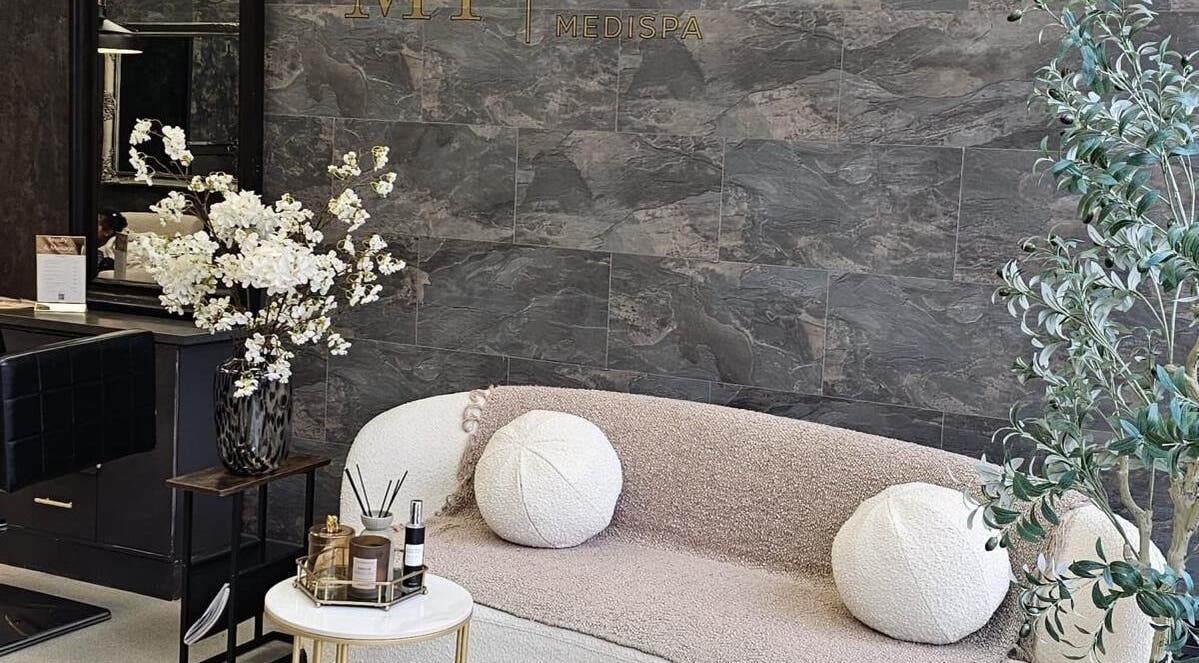 Interior elegant la Traditional beauty by Marta, Southampton, England, GB cu decor floral și mobilier modern.