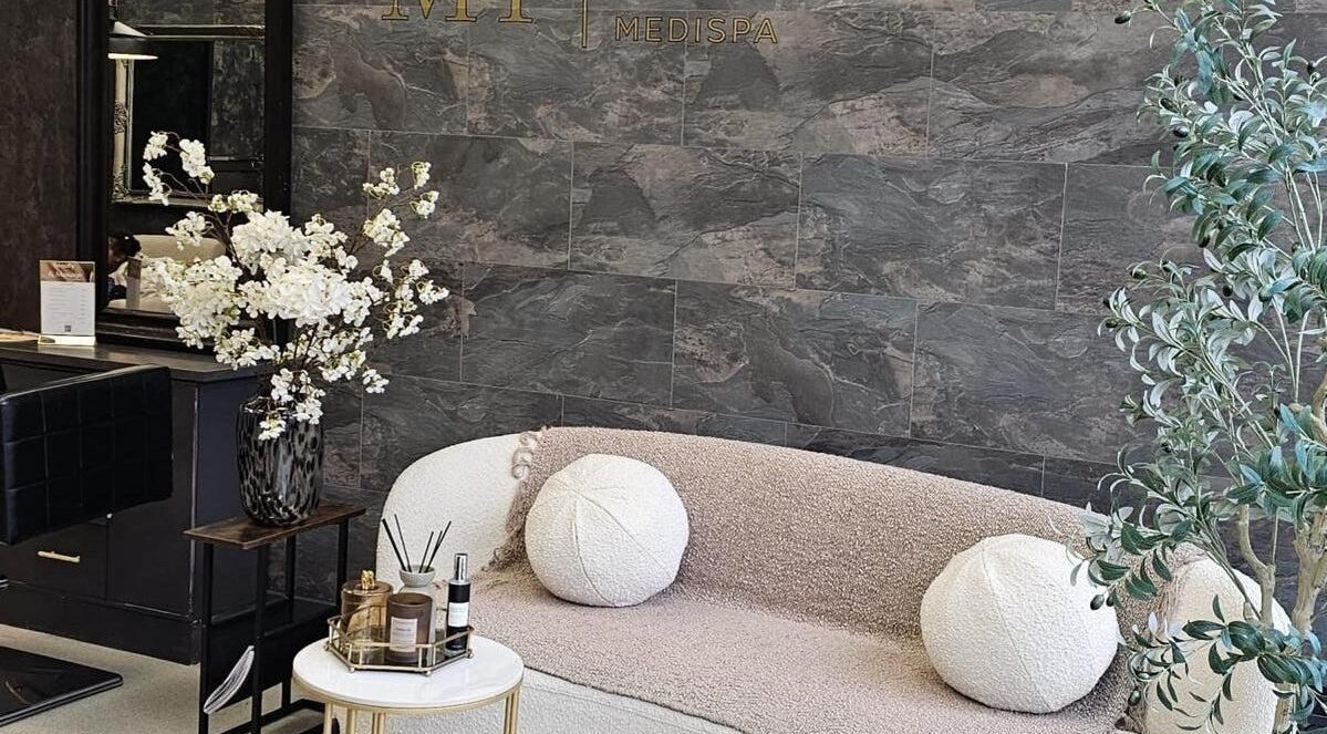 Interior elegant la Traditional beauty by Marta, Southampton, England, GB cu decor floral și mobilier modern.