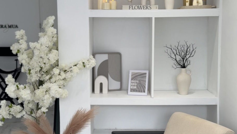 Élégante décoration à Zohra MUA, Nice, Provence-alpes-côte D'azur, FR avec fleurs blanches et étagère design.