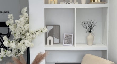 Élégante décoration à Zohra MUA, Nice, Provence-alpes-côte D'azur, FR avec fleurs blanches et étagère design.