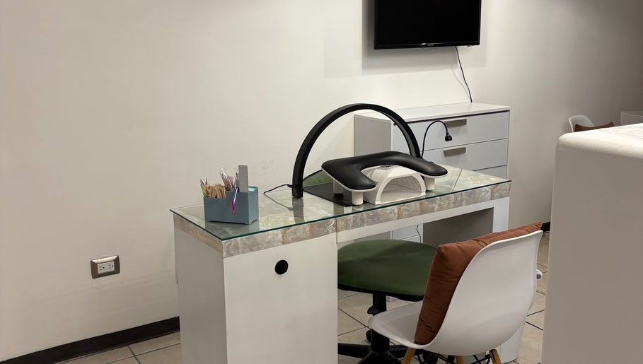 Mesa de manicura en Jade Room, Chihuahua, Chihuahua, MX, con herramientas de uñas y silla cómoda.