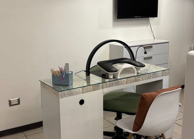 Mesa de manicura en Jade Room, Chihuahua, Chihuahua, MX, con herramientas de uñas y silla cómoda.