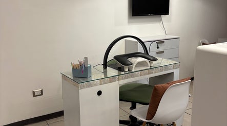 Mesa de manicura en Jade Room, Chihuahua, Chihuahua, MX, con herramientas de uñas y silla cómoda.