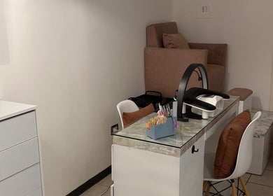 Estación de manicura en Jade Room, Chihuahua, Chihuahua, MX, con modernos asientos y herramientas organizadas.